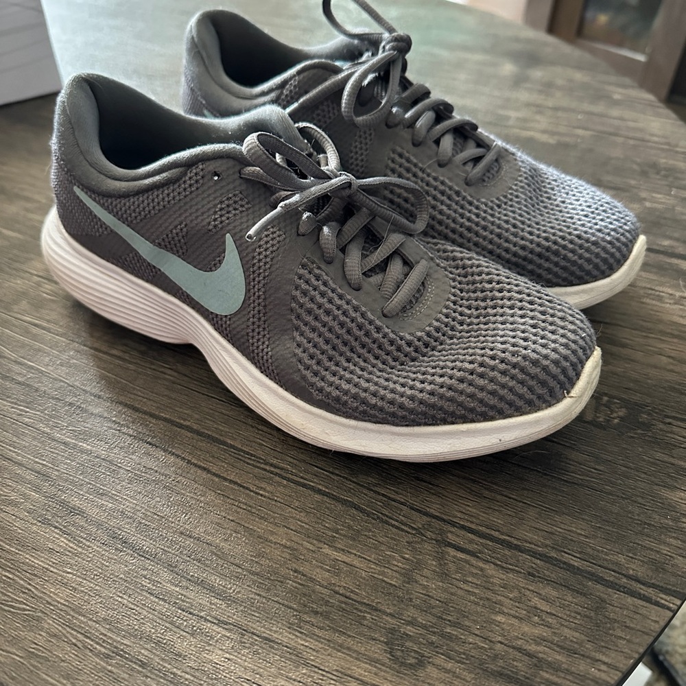 Nike Revolution 4